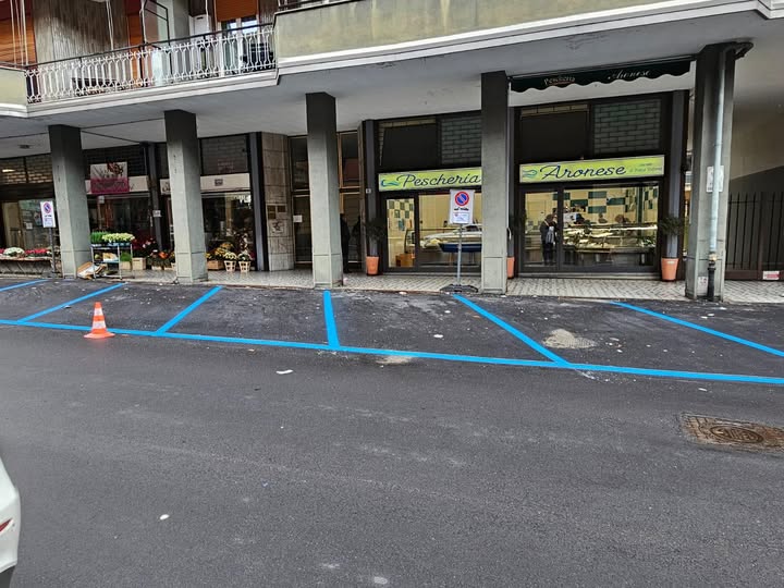 I parcheggi di via Roma ad Arona a lisca di pesce diventano a pagamento