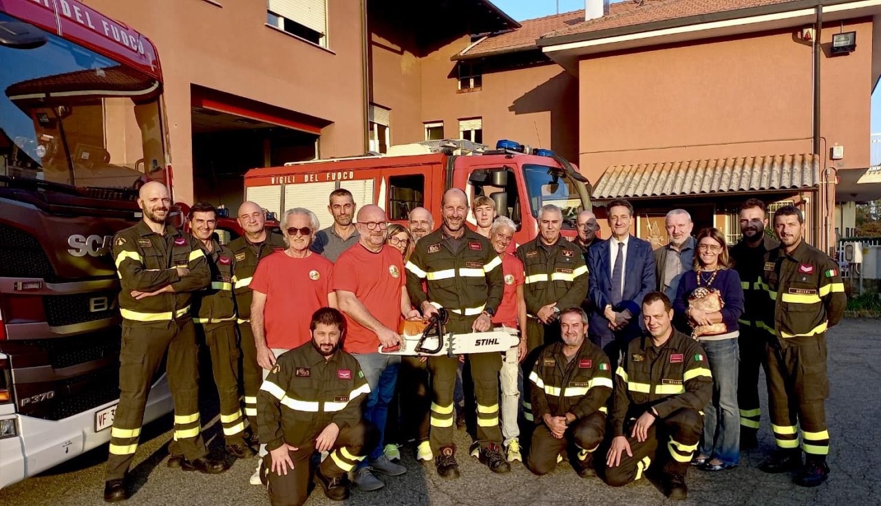 Oleggio e Arona, collaborazione tra i Vigili del Fuoco: donata una motosega “da tetto”