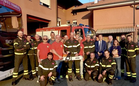 Oleggio e Arona, collaborazione tra i Vigili del Fuoco: donata una motosega “da tetto”