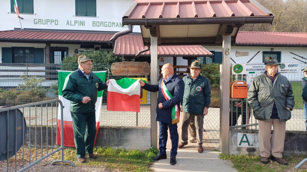 A Borgomanero inaugurato un nuovo defibrillatore all’ingresso della sede degli Alpini