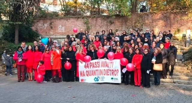 Novara si è fermata per dire no alla violenza col flash mob “44 passi in avanti… e quanti indietro?”
