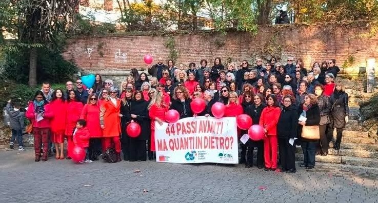 Novara si è fermata per dire no alla violenza col flash mob “44 passi in avanti… e quanti indietro?”