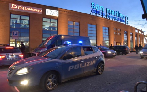 Furto al centro commerciale: colpisce la guardia con una bottiglia, arrestato