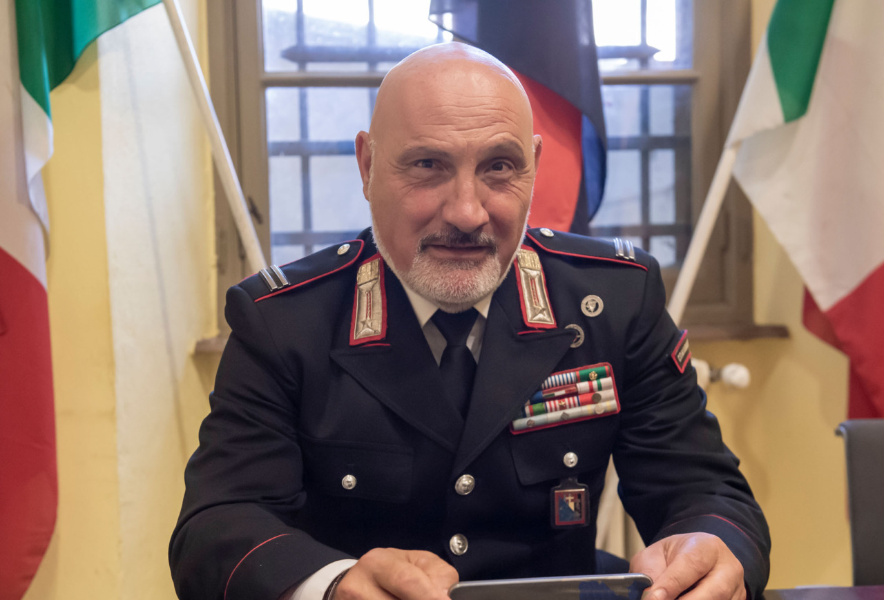 Scappa sul tetto e rischia di precipitare: il maresciallo lo salva prendendolo per mano