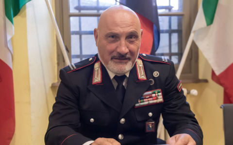 Scappa sul tetto e rischia di precipitare: il maresciallo lo salva prendendolo per mano