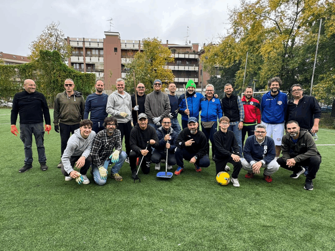 Volontari all’opera nell’area sportiva di via Poerio a Novara