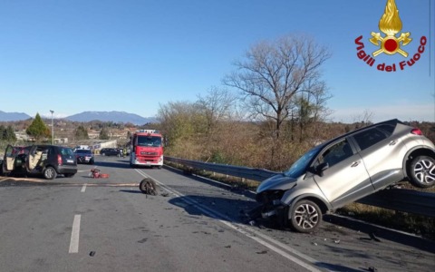 Violento frontale sulla strada di Paruzzaro: feriti i due conducenti