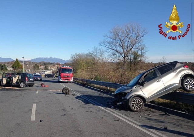 Violento frontale sulla strada di Paruzzaro: feriti i due conducenti