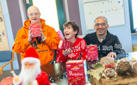 Per Natale 2025 tornano i biscotti solidali Ridolini di Anffas Novara e Borgomanero