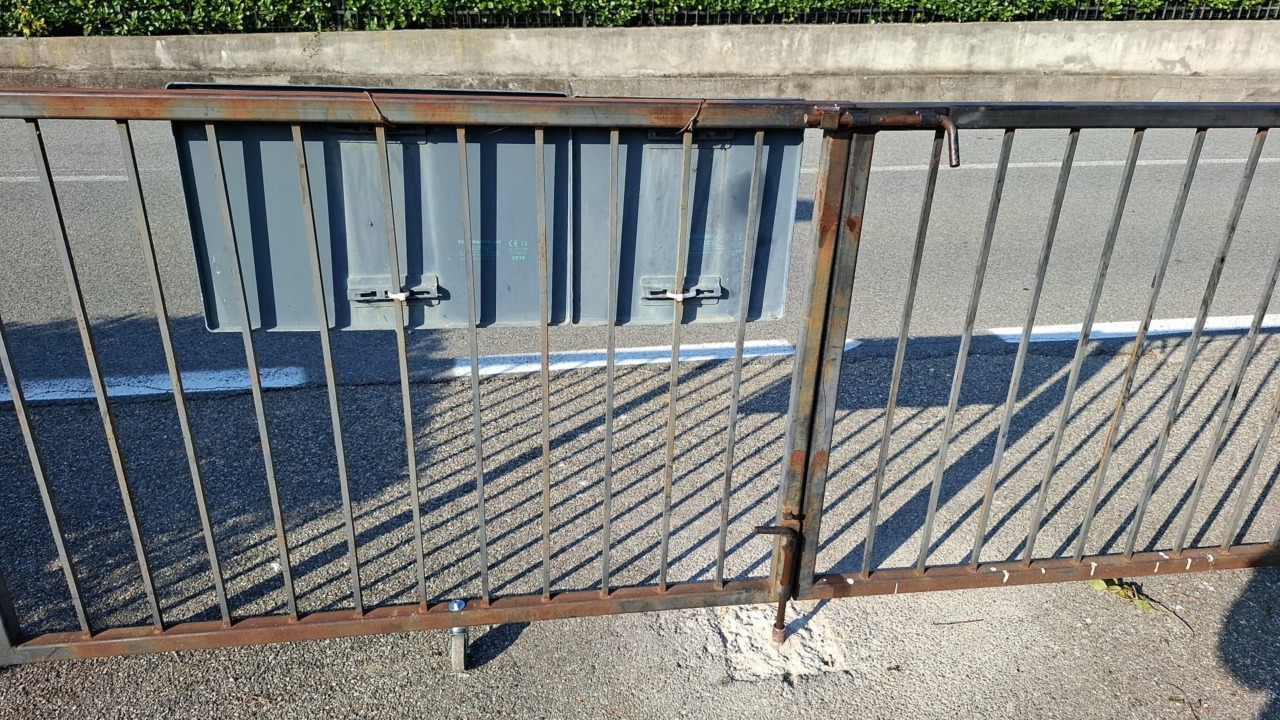 Sistemati i cancelli dell’area cani di via Lavarini, a Baveno