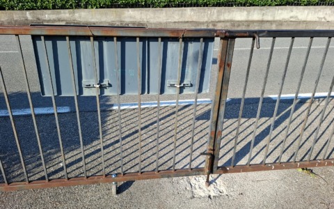 Sistemati i cancelli dell’area cani di via Lavarini, a Baveno