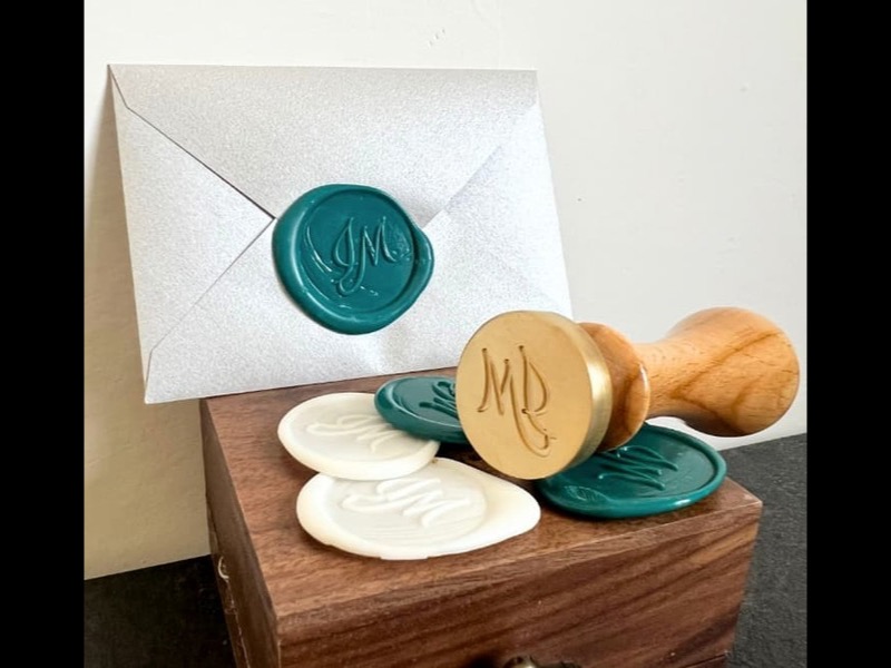 Timbri per ceralacca personalizzati: l’arte del sigillo che racconta la tua identità