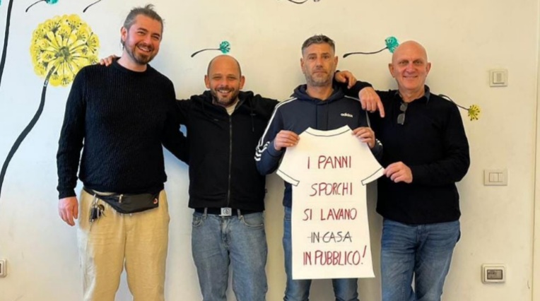 A Borgomanero “I panni sporchi si lavano in pubblico”: uomini in piazza contro la violenza di genere