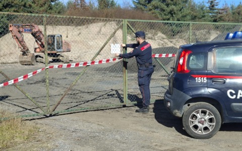 Gestione illecita di rifiuti: sequestrato impianto a Suno e terreno adibito a discarica a Barengo