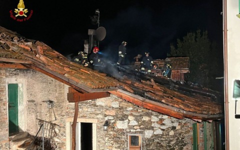 Incendio sull’Isola dei Pescatori: ristorante e abitazione danneggiati
