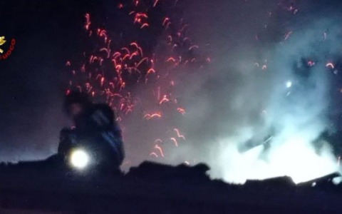 Tetto in fiamme a Baveno ieri notte, sul posto 4 squadre dei vigili del fuoco