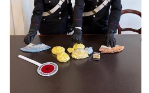 Abitazione nel centro di Galliate era base logistica di droga: arrestato un 25enne