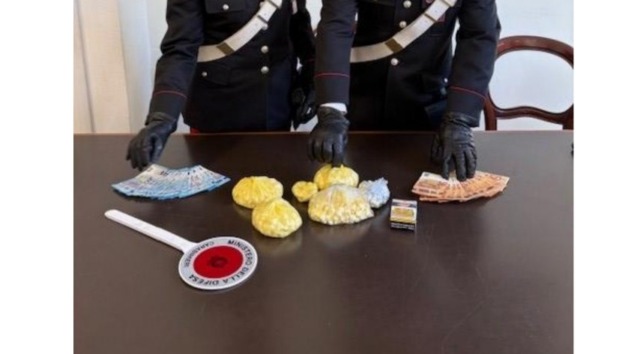 Abitazione nel centro di Galliate era base logistica di droga: arrestato un 25enne