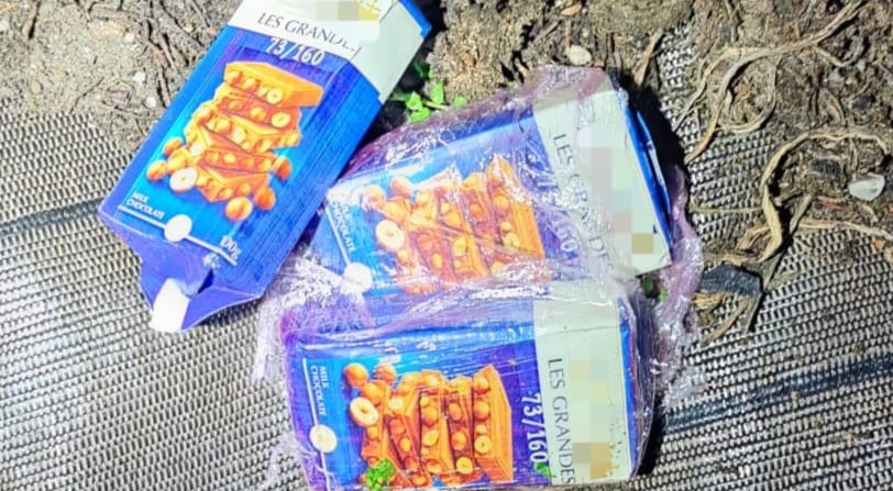 22enne lancia droga occultata nelle scatole di cioccolato dalla finestra: arrestato