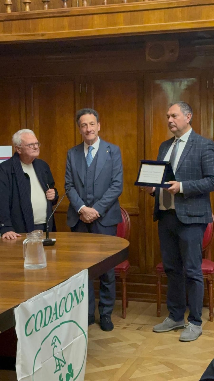 Alberto Gusmeroli ha vinto il “Premio Amico del Consumatore 2025” del Codacons