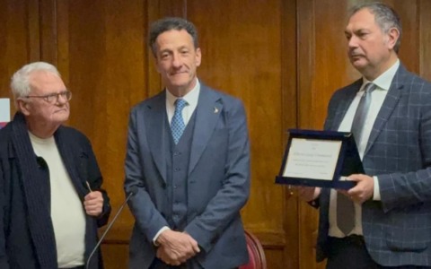Alberto Gusmeroli ha vinto il “Premio Amico del Consumatore 2025” del Codacons