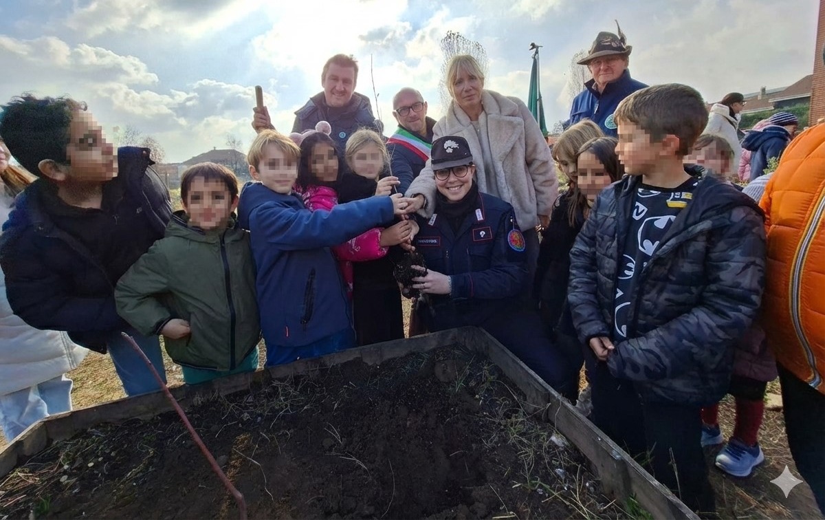 Festa degli alberi 2025: i forestali piantumano alberi in diversi istituti novaresi