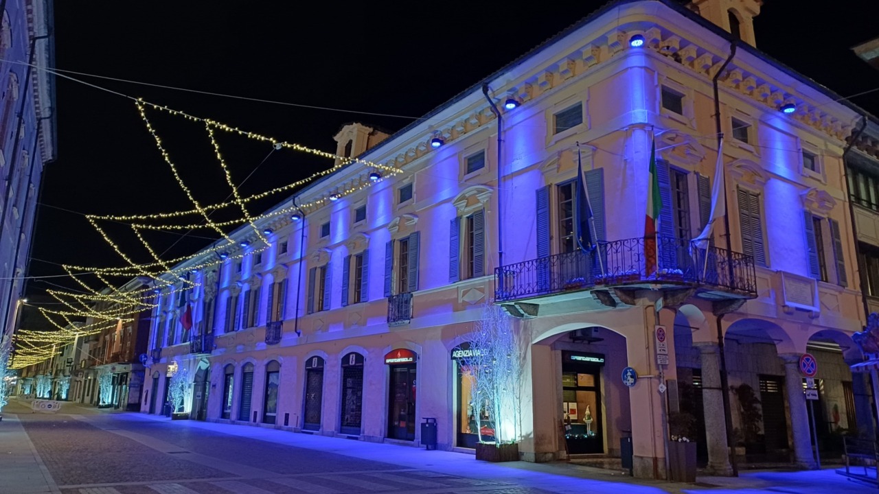 Il municipio di Borgomanero illuminato di blu contro la pena di morte
