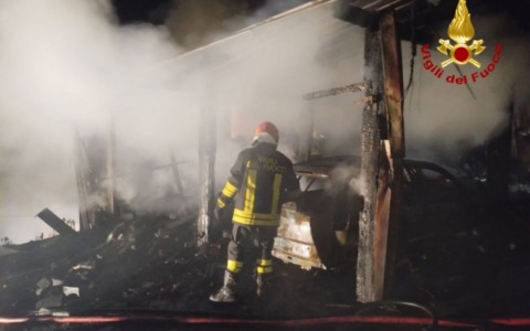 Auto e tettoia in fiamme a Domodossola: intervento dei vigili del fuoco