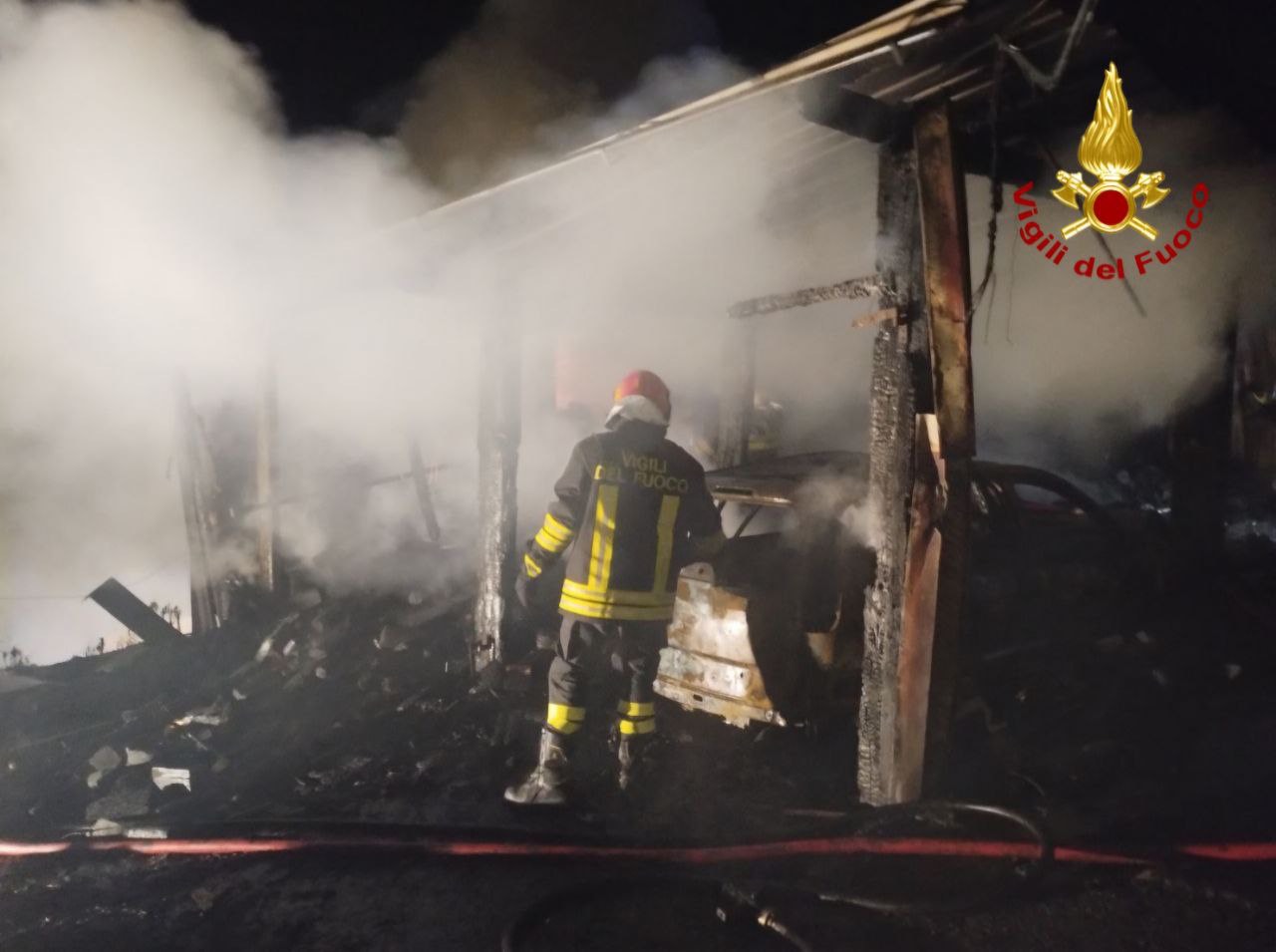Auto e tettoia in fiamme a Domodossola: intervento dei vigili del fuoco