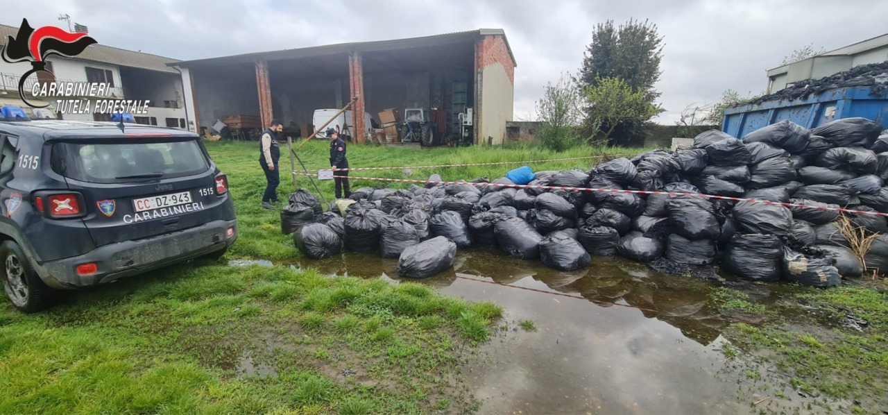 Tonnellate di rifiuti in gomma abbandonate: denunciata azienda del Novarese