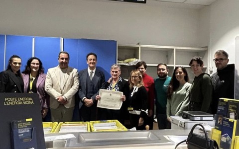 Il sindaco premia la decana delle Poste di Arona: 40 anni dietro allo sportello
