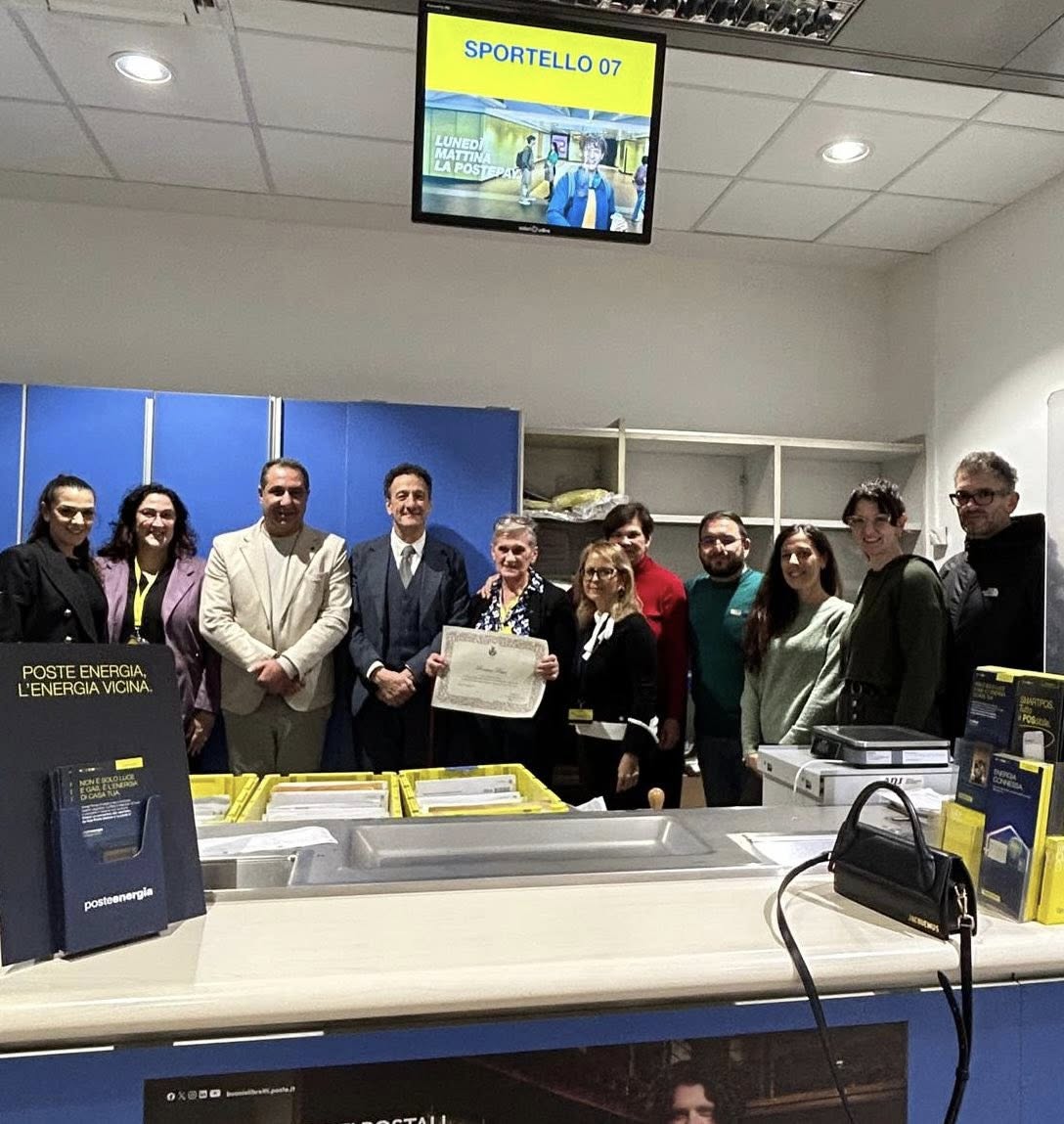 Il sindaco premia la decana delle Poste di Arona: 40 anni dietro allo sportello