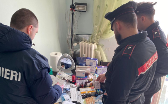 Finta dottoressa beccata ad esercitare a Novara: iniettava botox scaduto