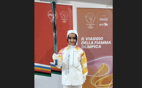 Una giovane castellettese porta la fiamma olimpica di Milano Cortina