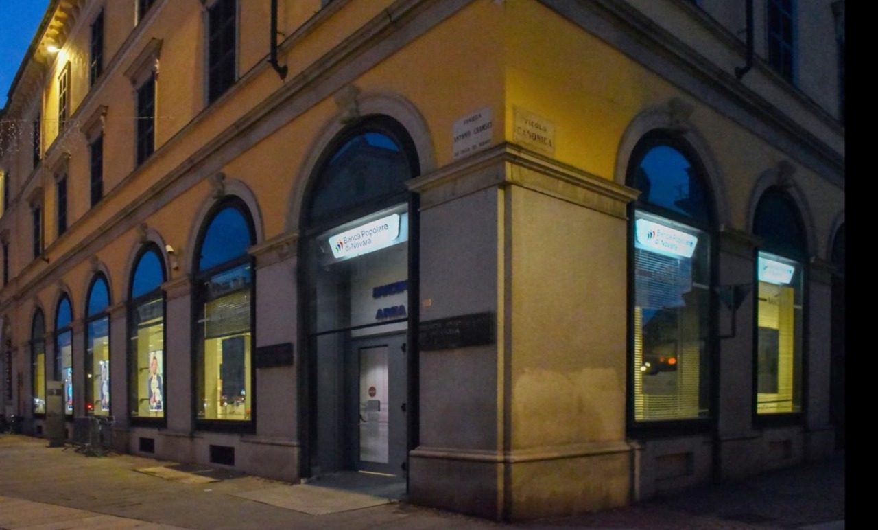 Novara: chiude la storica banca in piazza del Rosario