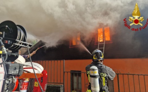 Valstrona: incendio distrugge il tetto di una villetta