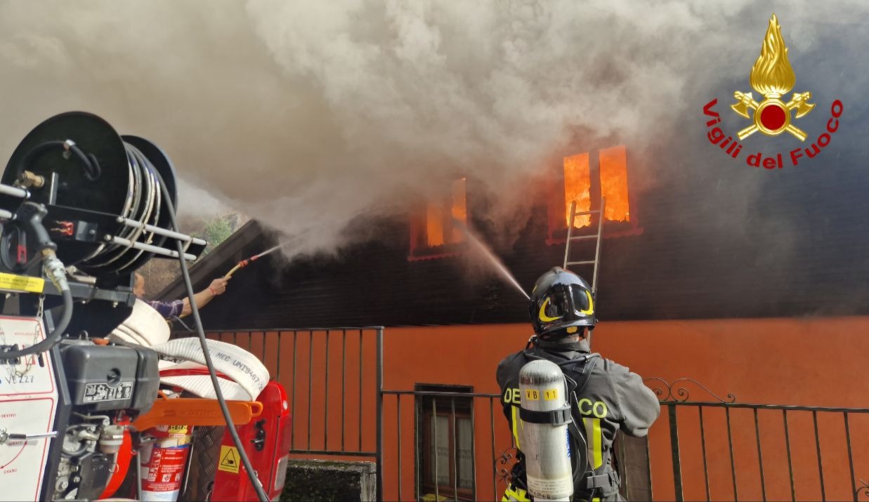 Valstrona: incendio distrugge il tetto di una villetta