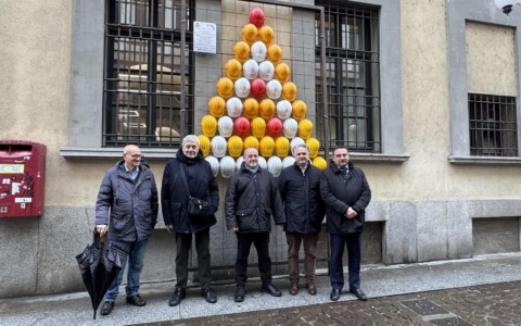 Anche quest’anno a Novara un albero fatto di caschi per ricordare le vittime del lavoro