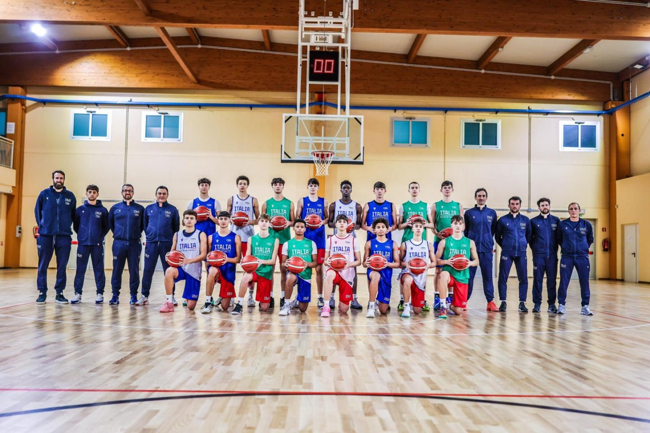 Il preparatore atletico del Basket College Novara in azzurro