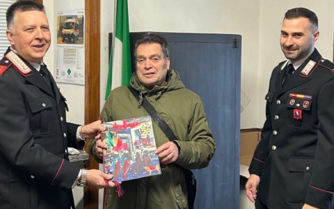 “Grazie per avermi restituito la vita”: l’abbraccio tra l’uomo salvato e i suoi carabinieri