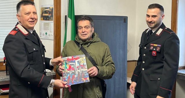 “Grazie per avermi restituito la vita”: l’abbraccio tra l’uomo salvato e i suoi carabinieri