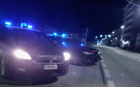 Lite in un locale a Domodossola: giovane aggredisce anche i carabinieri, arrestato