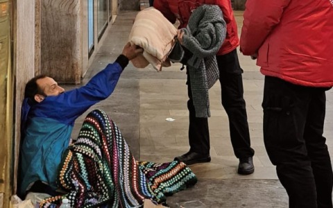 Un sacco a pelo per affrontare l’inverno: a Novara il progetto dei City Angels con Nuova Assistenza