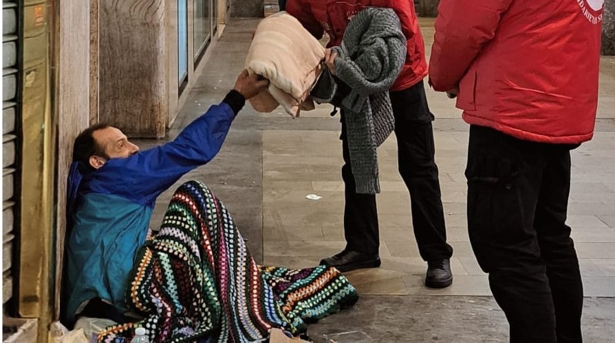 Un sacco a pelo per affrontare l’inverno: a Novara il progetto dei City Angels con Nuova Assistenza