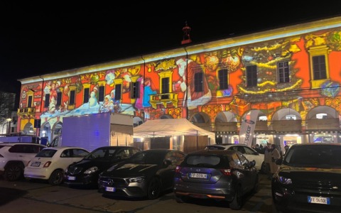 Natale al via a Novara: acceso il videomapping immersivo al Broletto