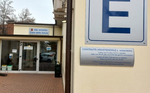 Aggredisce tre agenti alla Guardia Medica di Novara: arrestato 49enne