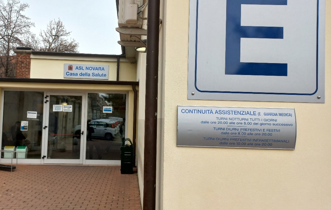 Aggredisce tre agenti alla Guardia Medica di Novara: arrestato 49enne