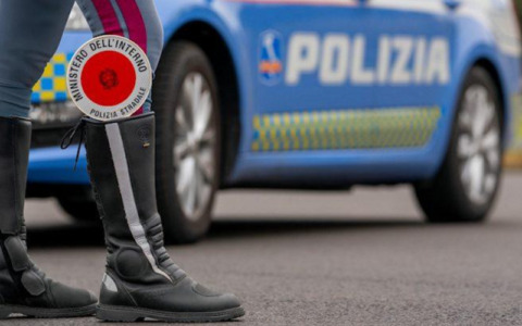 A26, scoperto punto di spaccio nella boscaglia: due arresti della Polizia Stradale di Novara