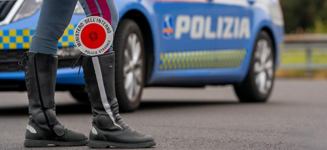 A26, scoperto punto di spaccio nella boscaglia: due arresti della Polizia Stradale di Novara