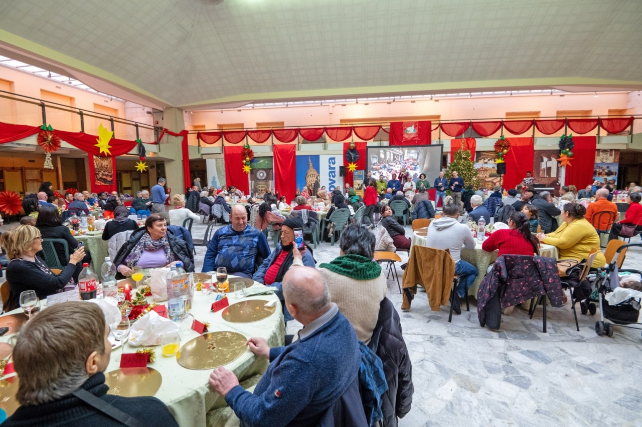 Natale di solidarietà a Novara: Sant’Egidio riunisce quasi 300 persone in un’unica famiglia